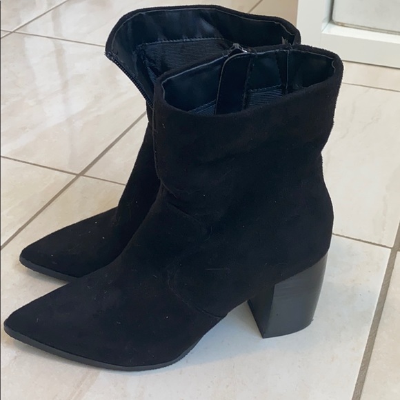 Steve Madden Shoes - SOLD💖Size 6 Steve Madden booties (1 BROKEN ZIPPER PULL)
